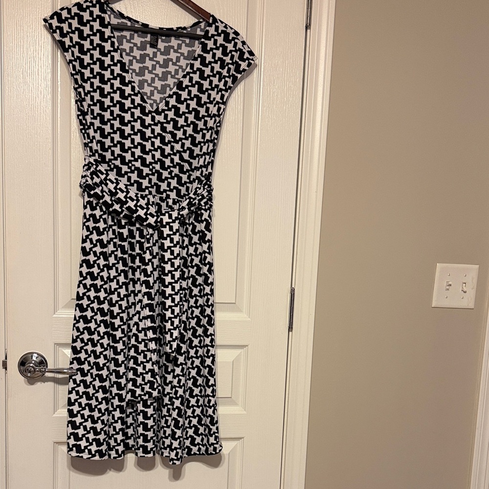 Chic Black and White Geometric Midi Dress